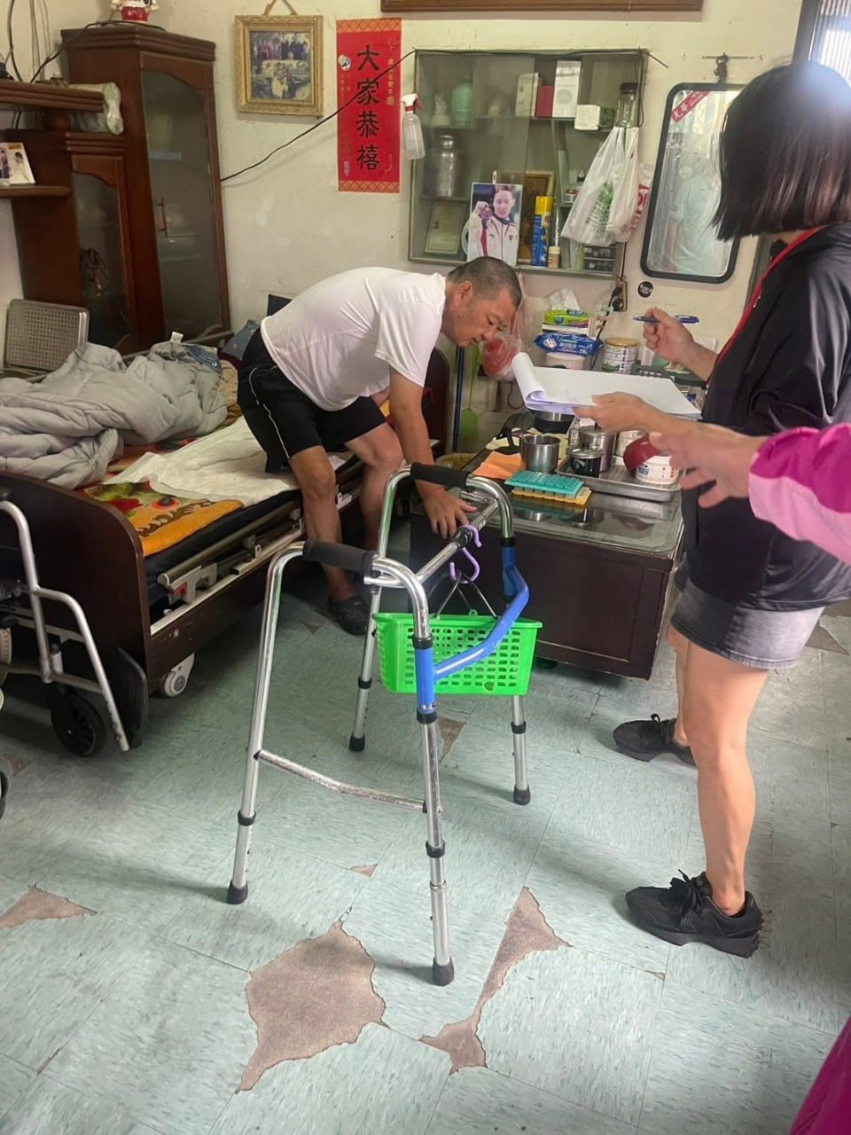 夥伴在室內探訪，手持紙筆聆聽與記錄